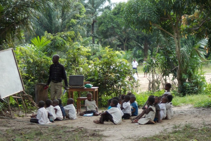 Primary school class under a tree in Gungu DRC